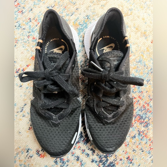 Women’s Nike shoes - Picture 2 of 9